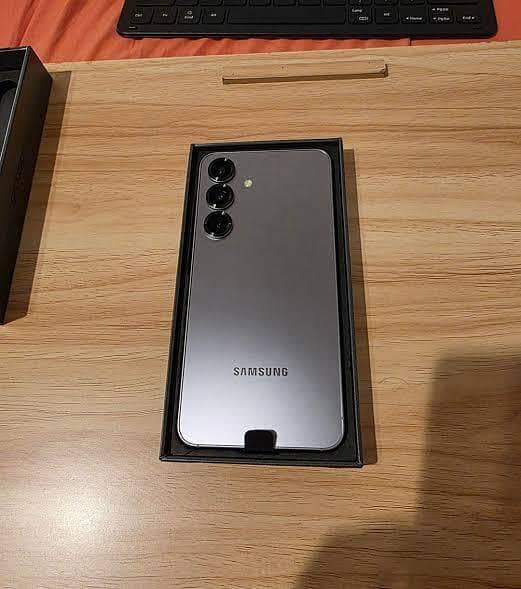 Samsung Mobile S25 7