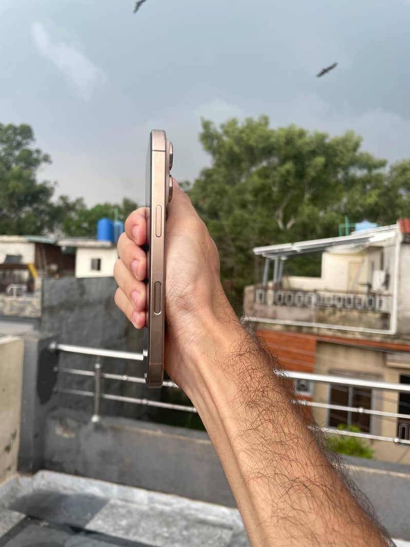Apple iPhone 16 Pro 1