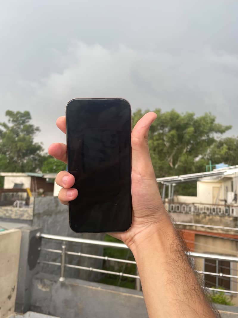 Apple iPhone 16 Pro 2