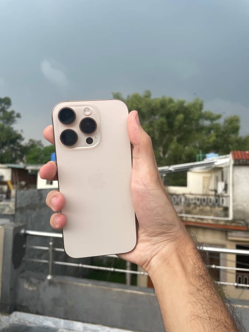 Apple iPhone 16 Pro 3