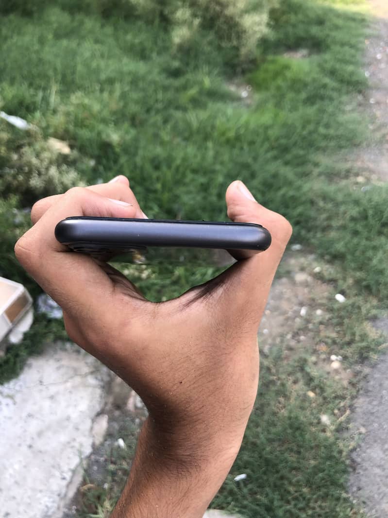 Apple iPhone 11 4