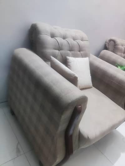 7 seater sofa set available for sale urgently.