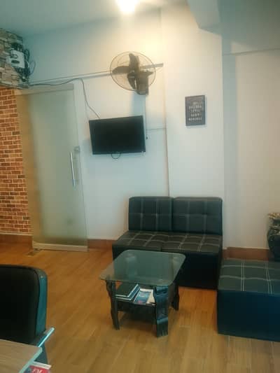 Office Available for Rent 800 sq feet Main jami commercial 3rd Floor with Big car parking