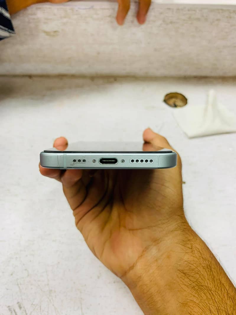 Apple iPhone 15 4
