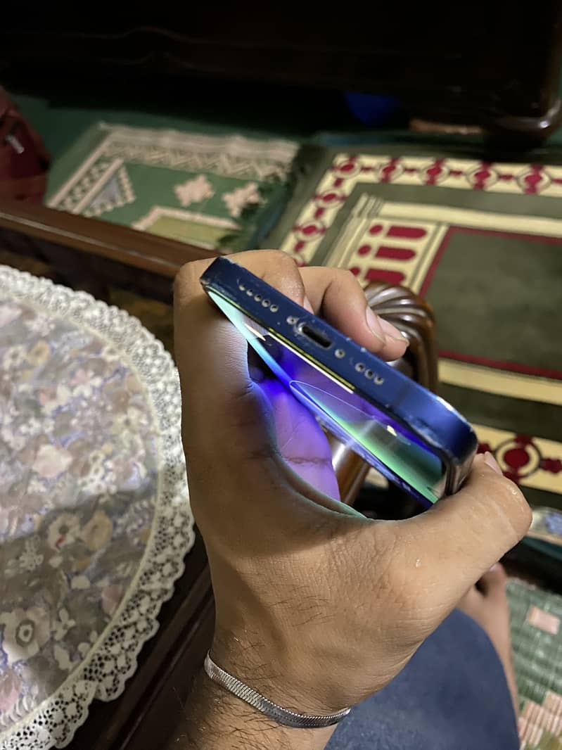 Apple iPhone 12 4