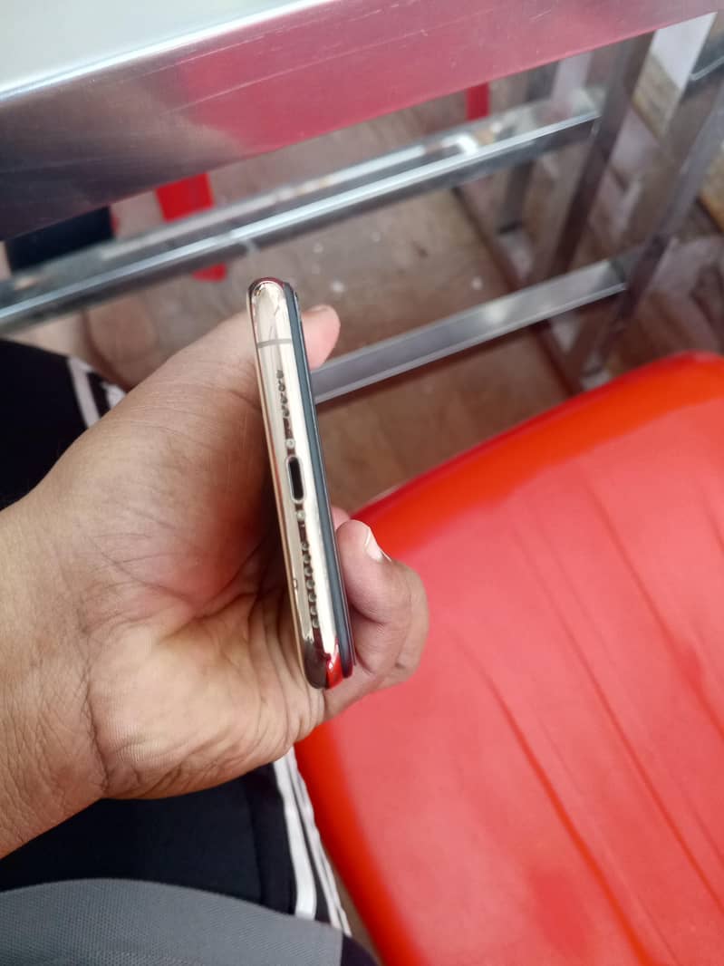 Apple iPhone 11 Pro Max 4