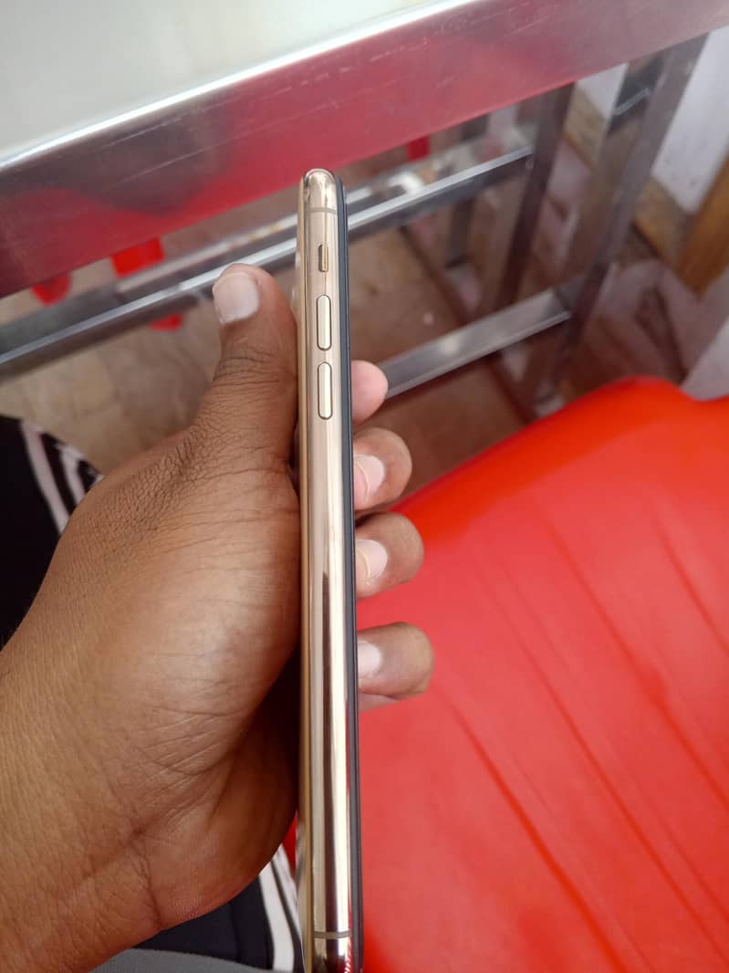 Apple iPhone 11 Pro Max 6