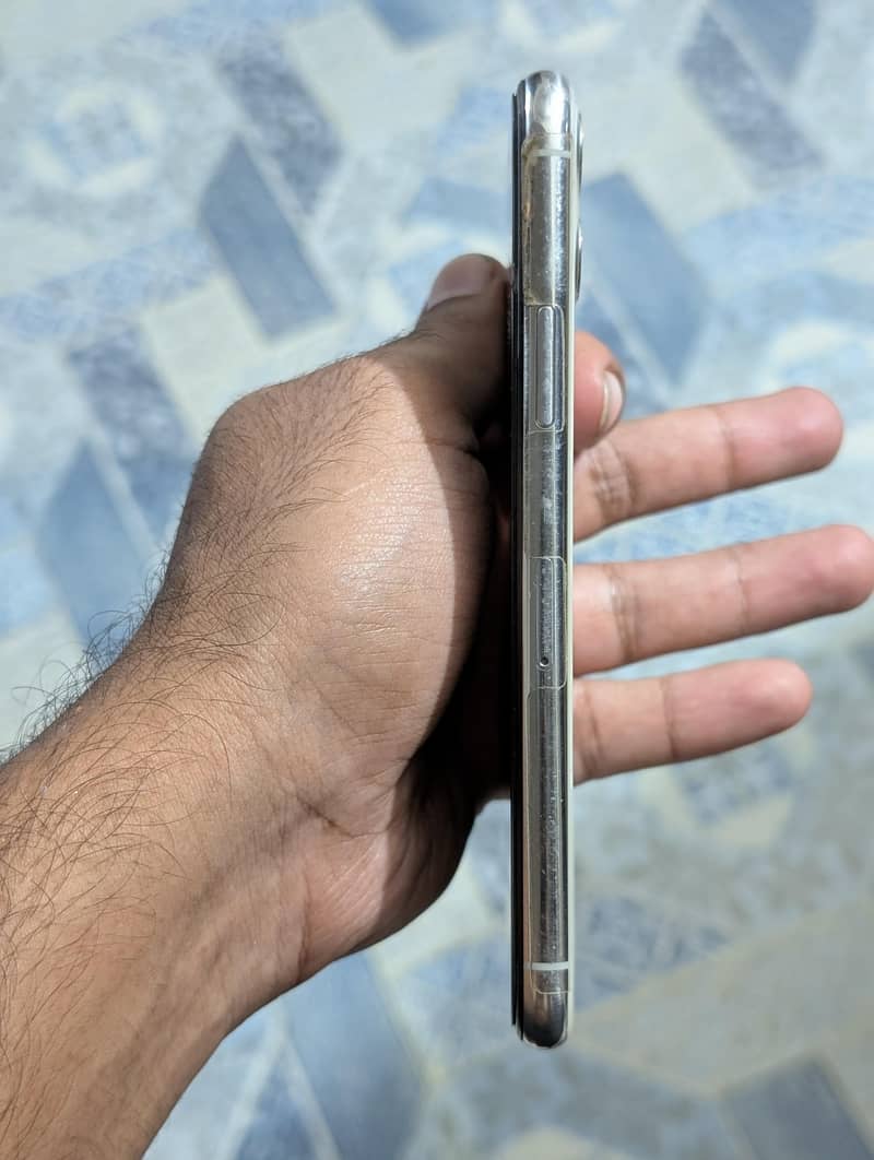 Apple iPhone 11 Pro 4