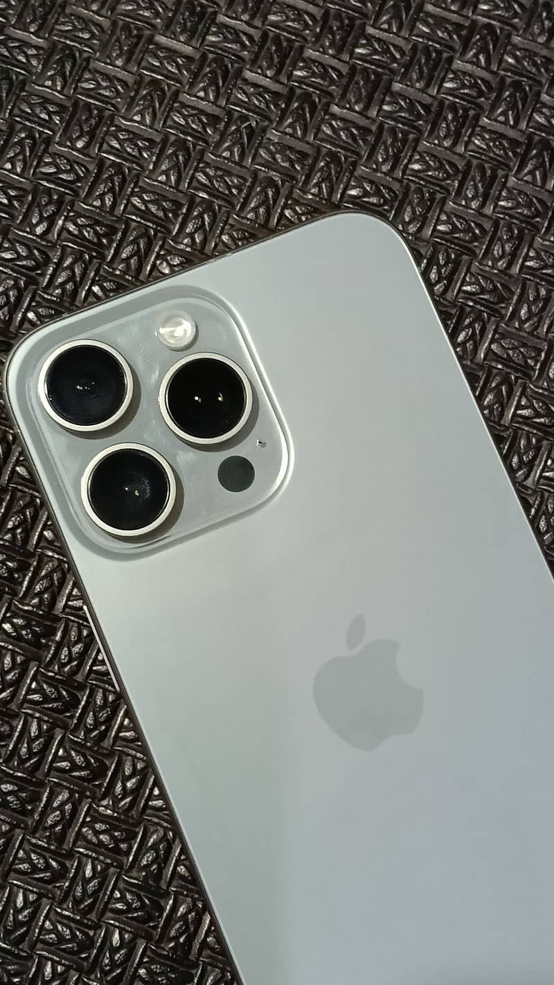 Apple iPhone 15 Pro Max 3
