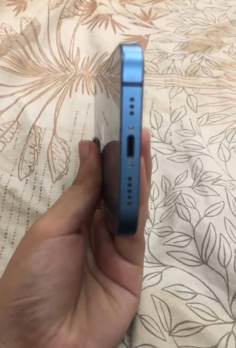 Apple iPhone 13 4