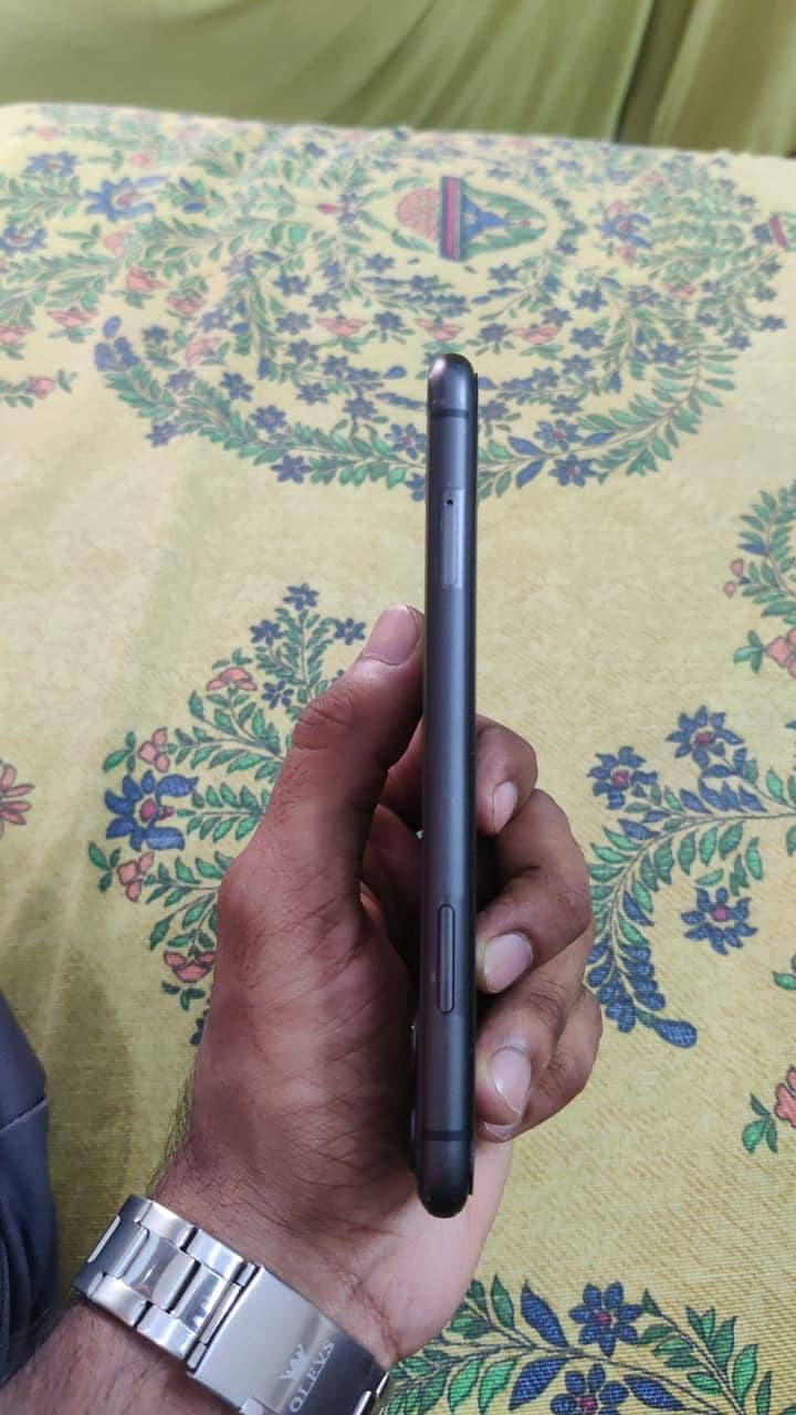 Apple iPhone 11 4