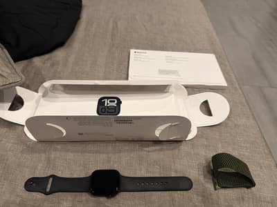 apple watch series 10 midnight black 10/10 with complete box and bands