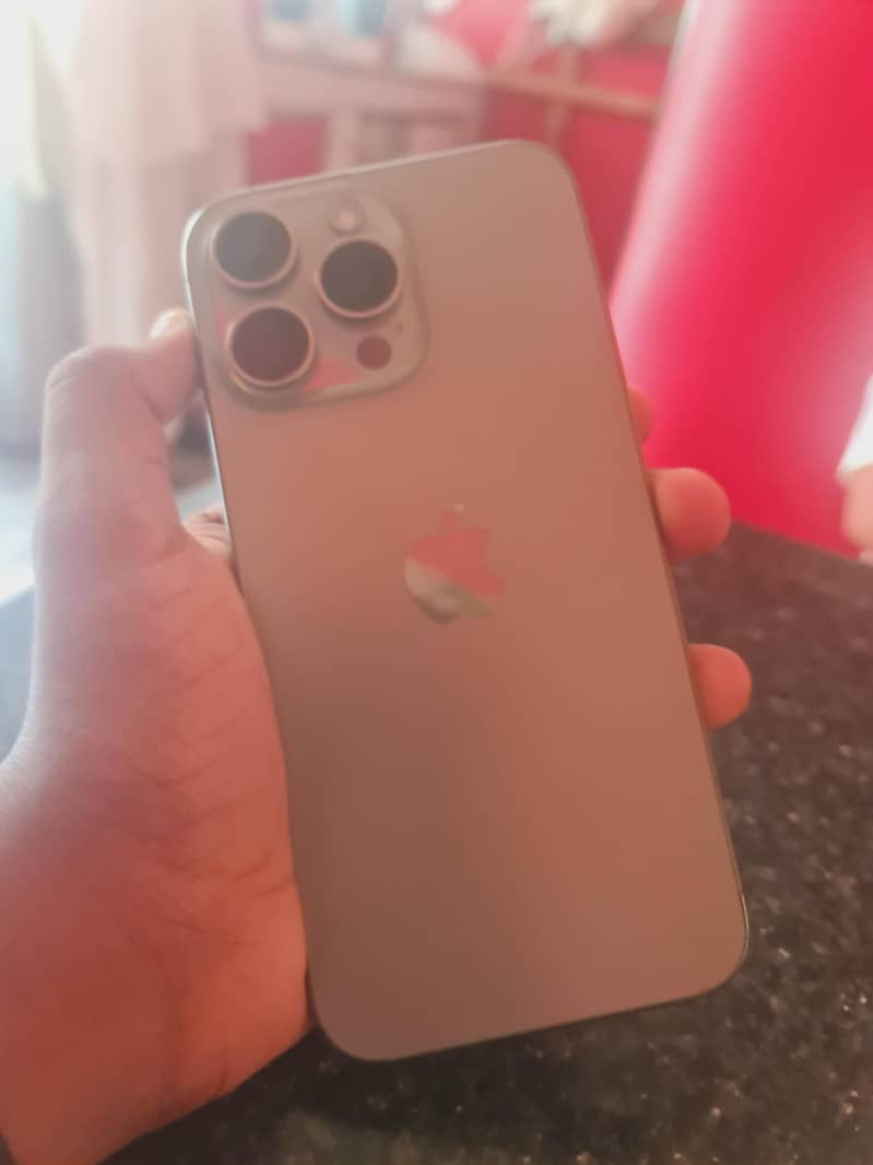 Apple iPhone 15 Pro Max 4