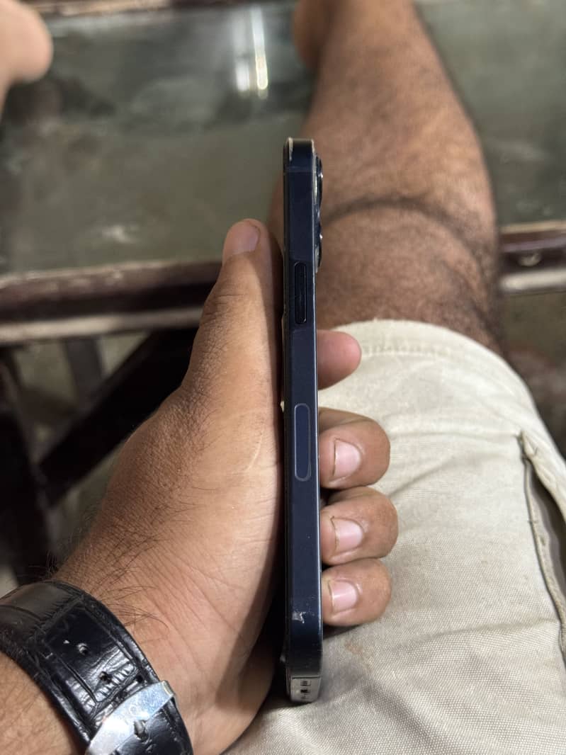 Apple iPhone 13 2