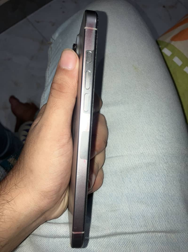 Apple iPhone 16 Pro Max 4