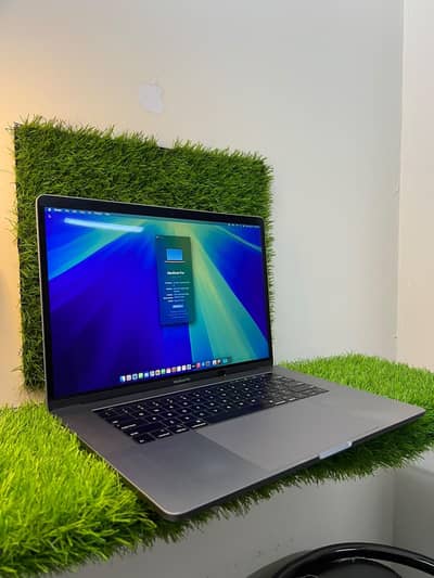 apple MacBook pro 2018 core i7 /16 gb ram 256 gb ssd