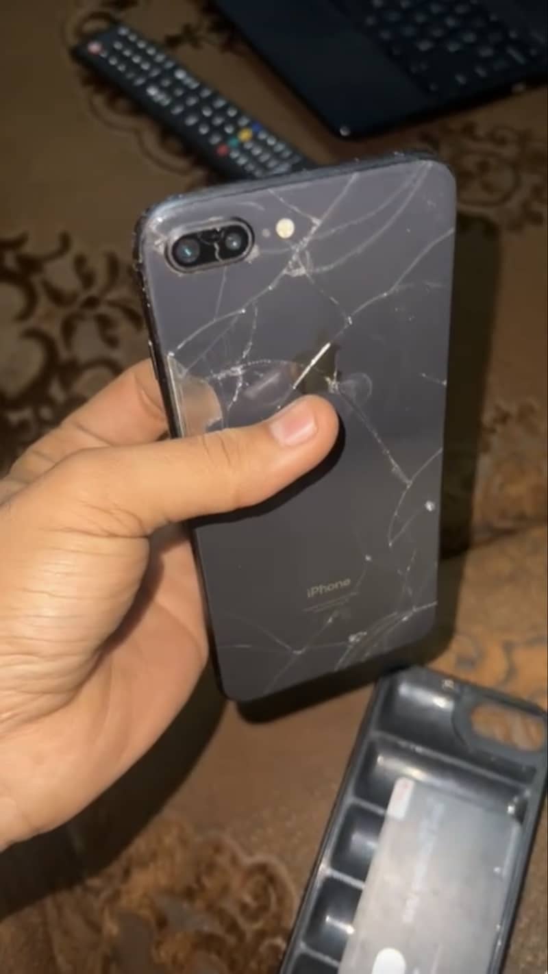 Apple iPhone 8 Plus 1