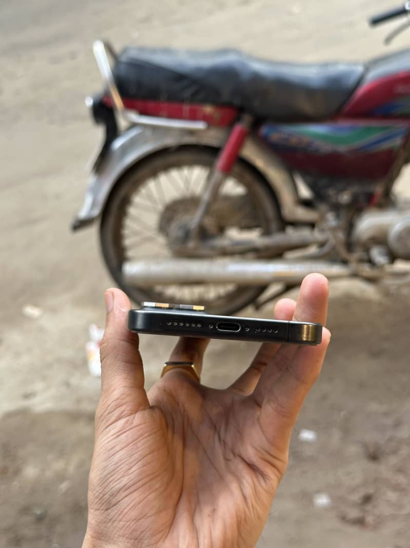 Apple iPhone 15 Pro Max 3