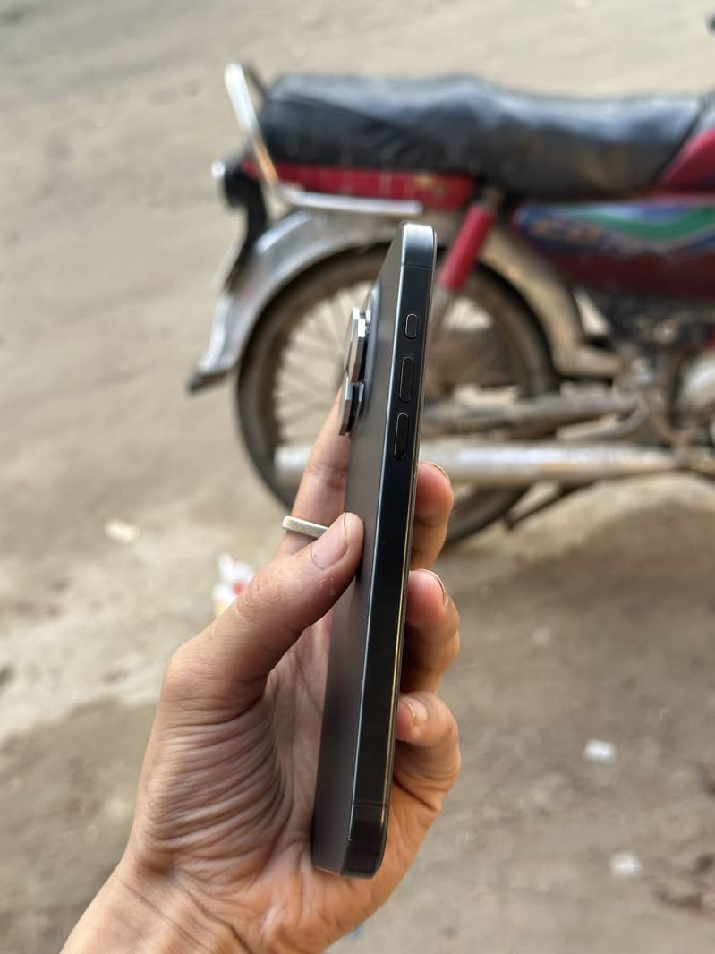 Apple iPhone 15 Pro Max 4