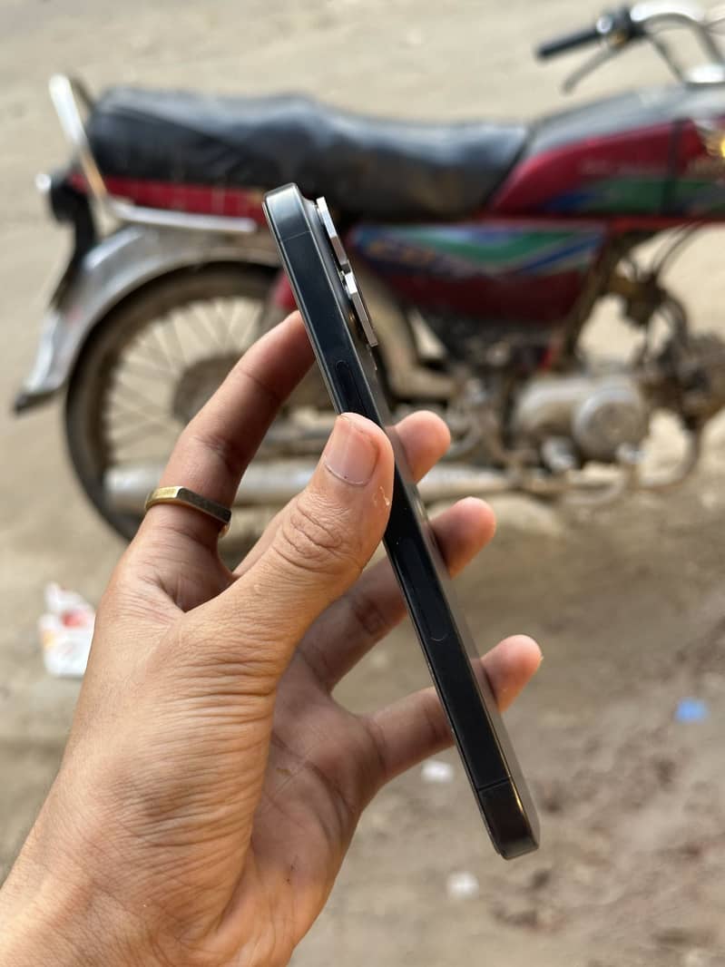 Apple iPhone 15 Pro Max 5