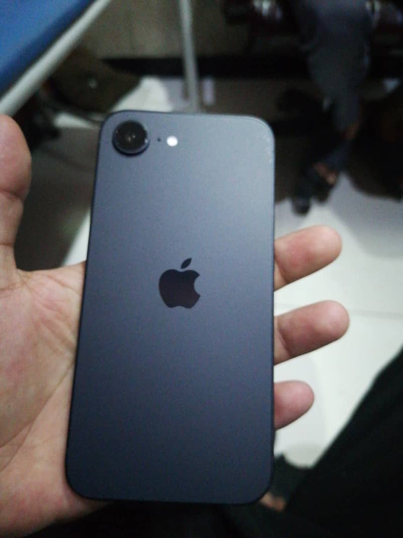 Apple iPhone 16e 2