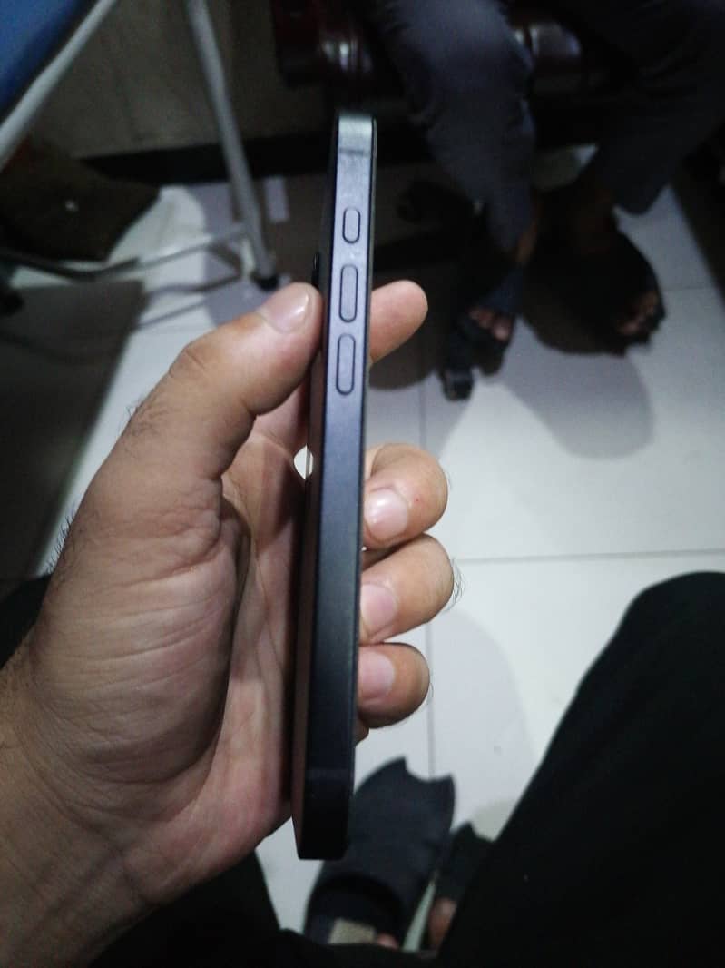 Apple iPhone 16e 3