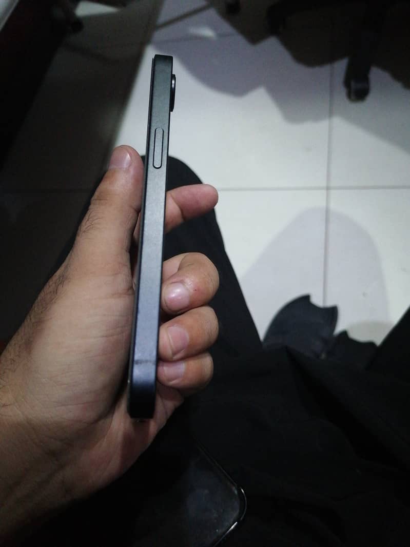 Apple iPhone 16e 4