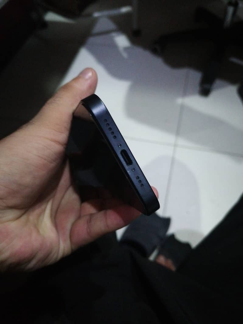 Apple iPhone 16e 5