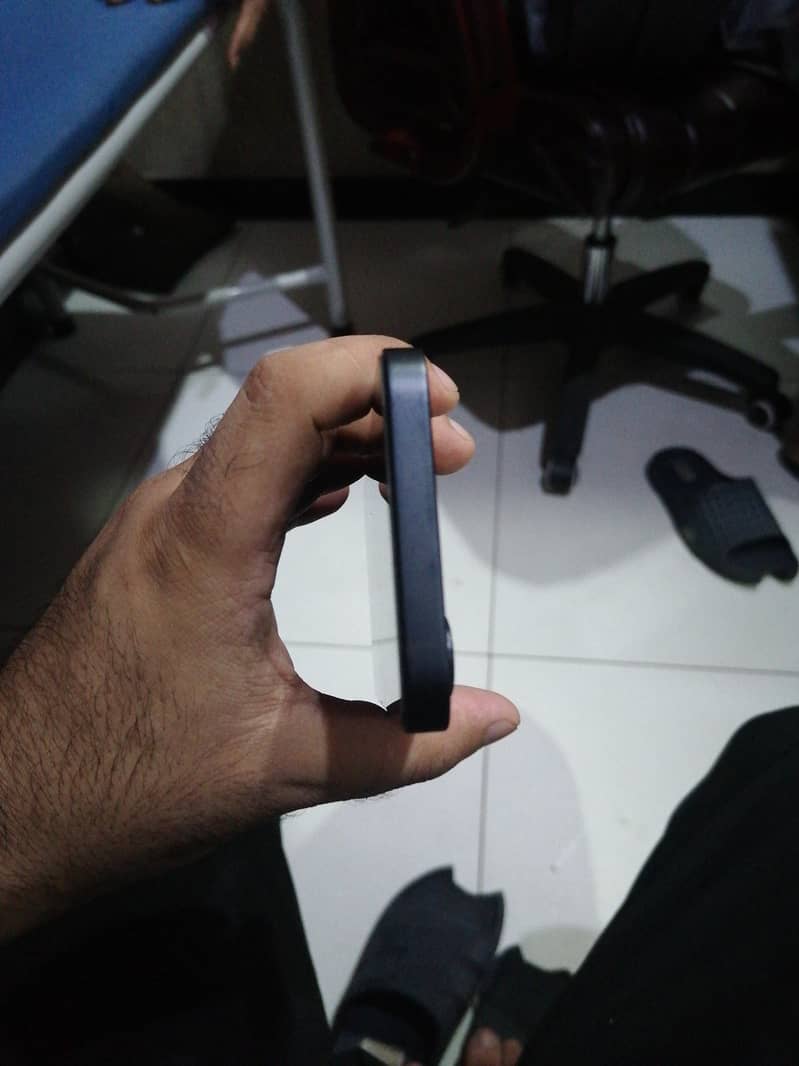 Apple iPhone 16e 6