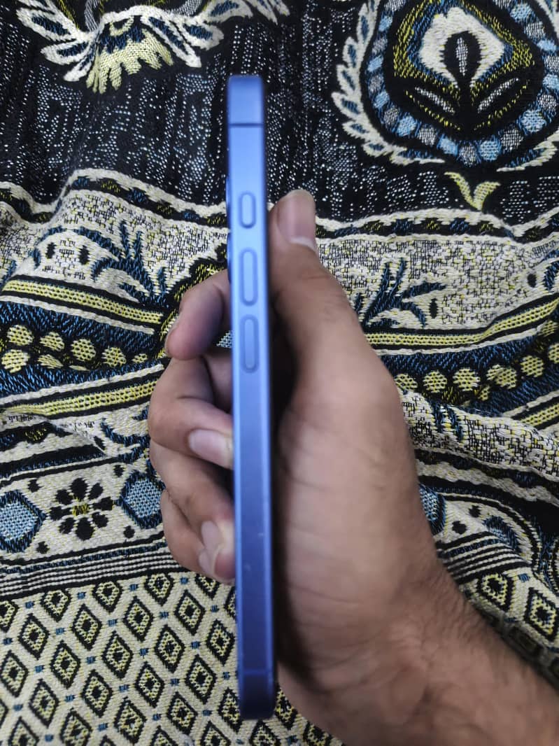 Apple iPhone 16 1