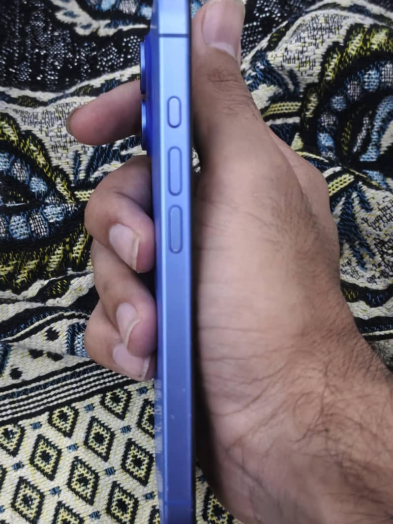Apple iPhone 16 3