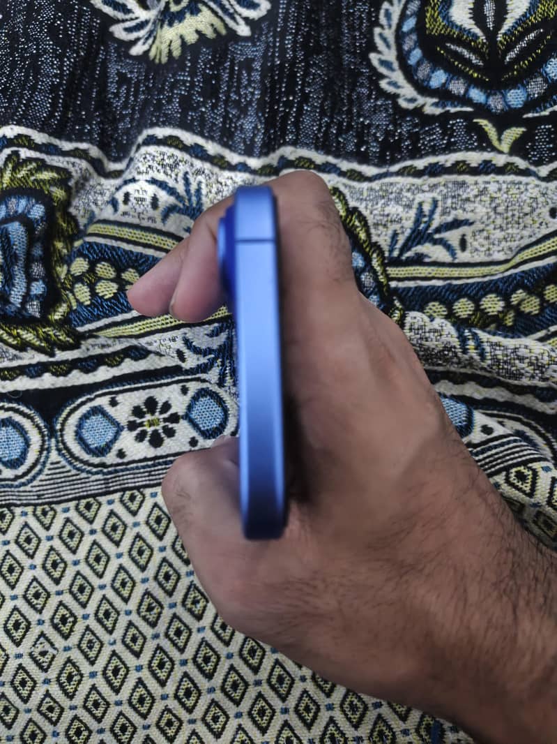 Apple iPhone 16 4