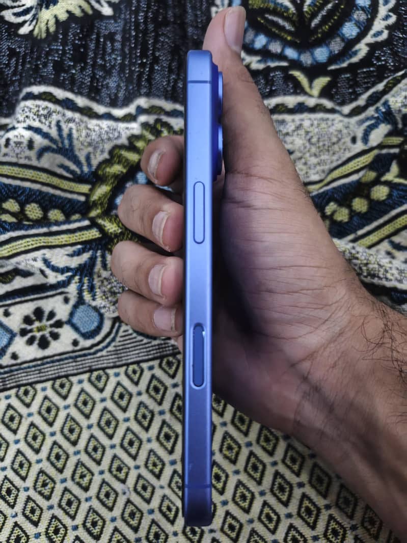 Apple iPhone 16 5