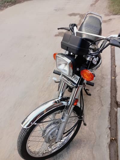 Honda 125 Black color good kandichan. Argent sell.