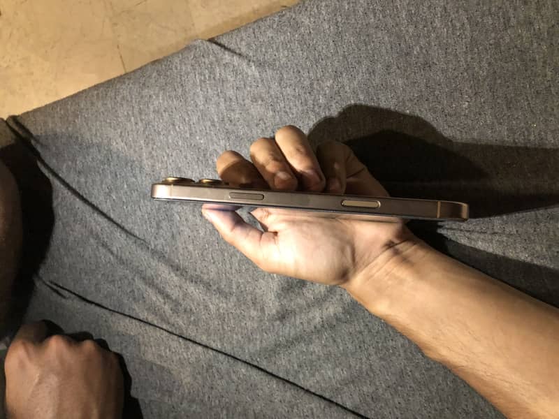 Apple iPhone 16 Pro Max 1