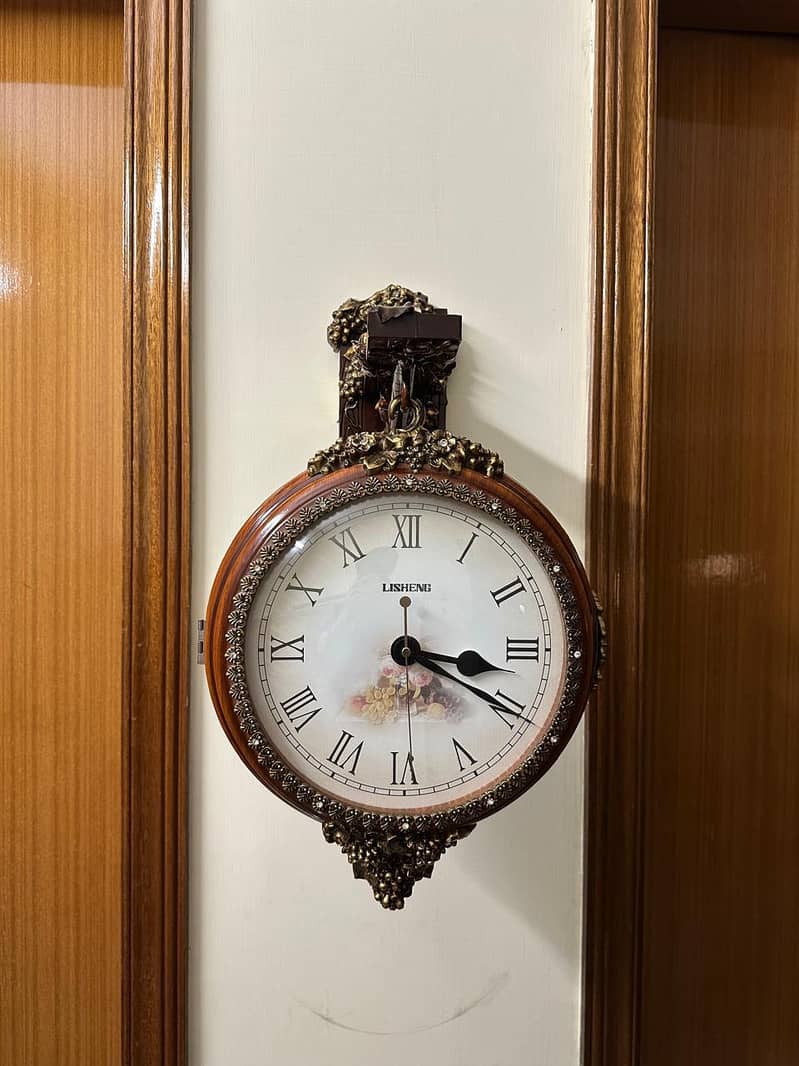Hanging wall clock 0