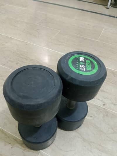 dumbell of 8kg . . . selling pair of dumbell.