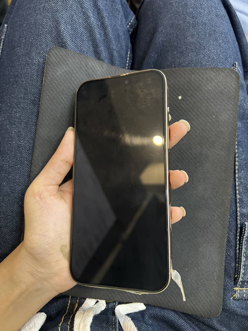 Apple iPhone 16 Pro Max 4