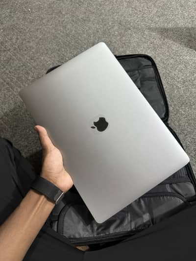 MacBook pro 2017 i7 15 inch touch bar