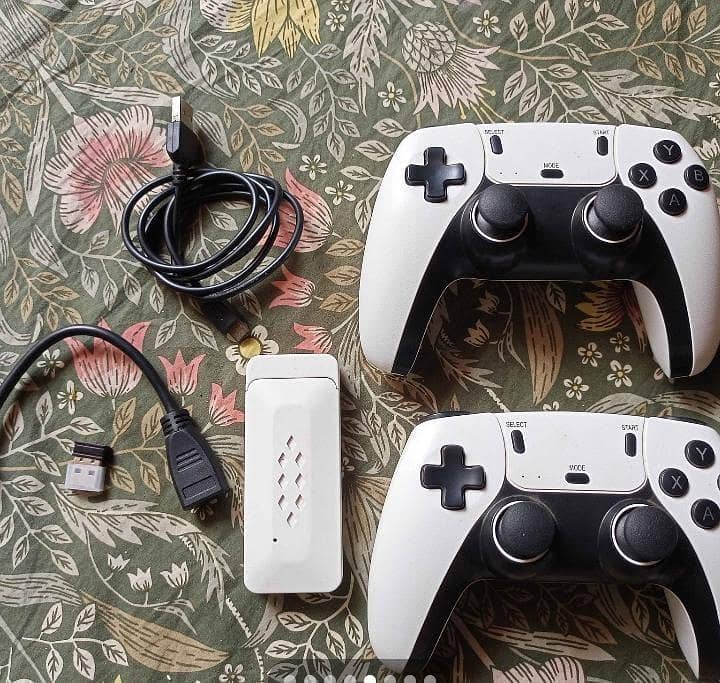 2000 Plus Games Console With Two Controllers 1