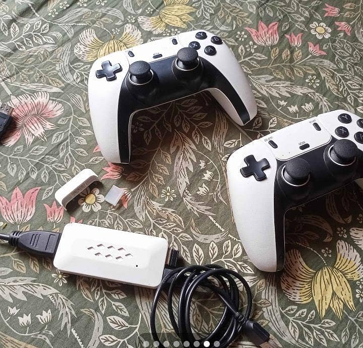 2000 Plus Games Console With Two Controllers 2