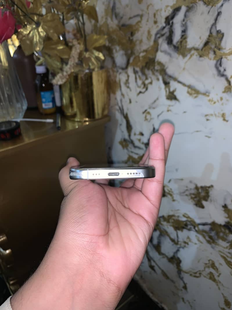 Apple iPhone 15 Pro 4