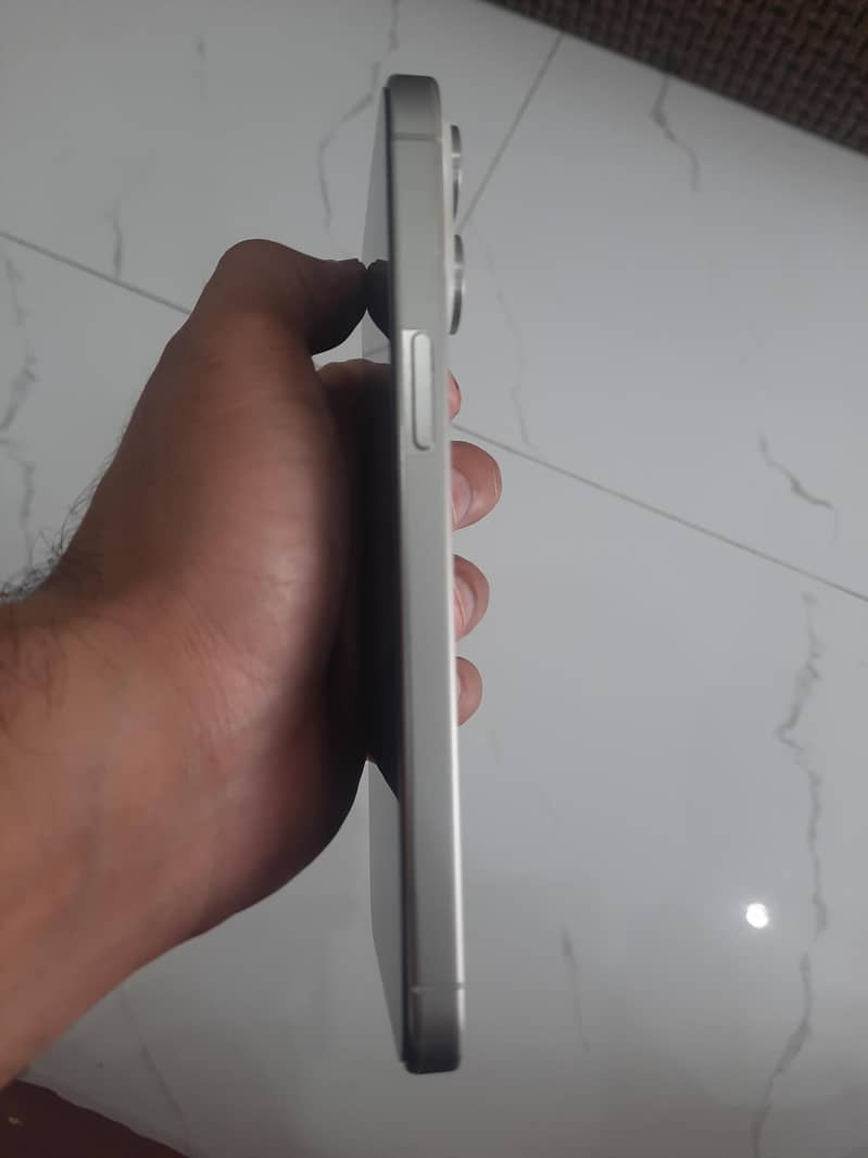 Apple iPhone 15 Pro Max 2
