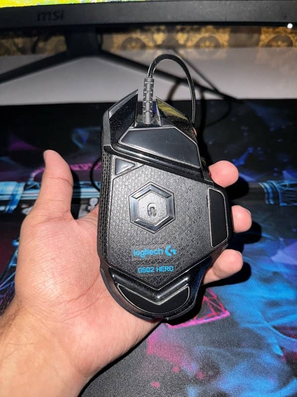 Logitech (G502 Hero) 1