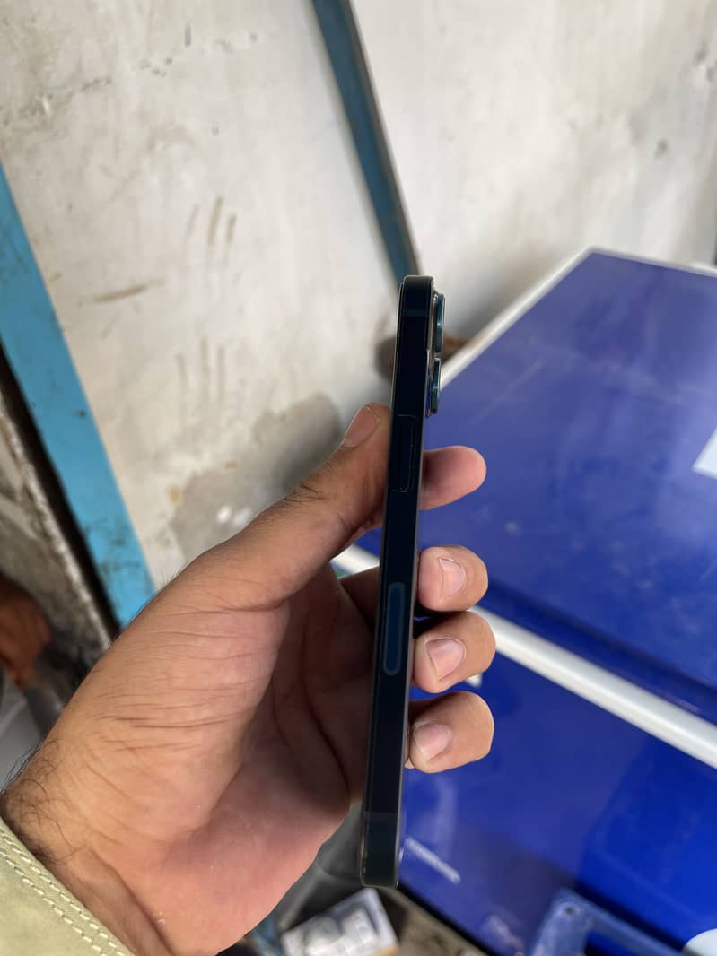 Apple iPhone 13 2