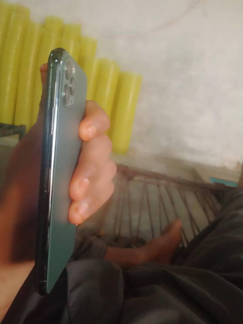 Apple iPhone 11 Pro Max 4
