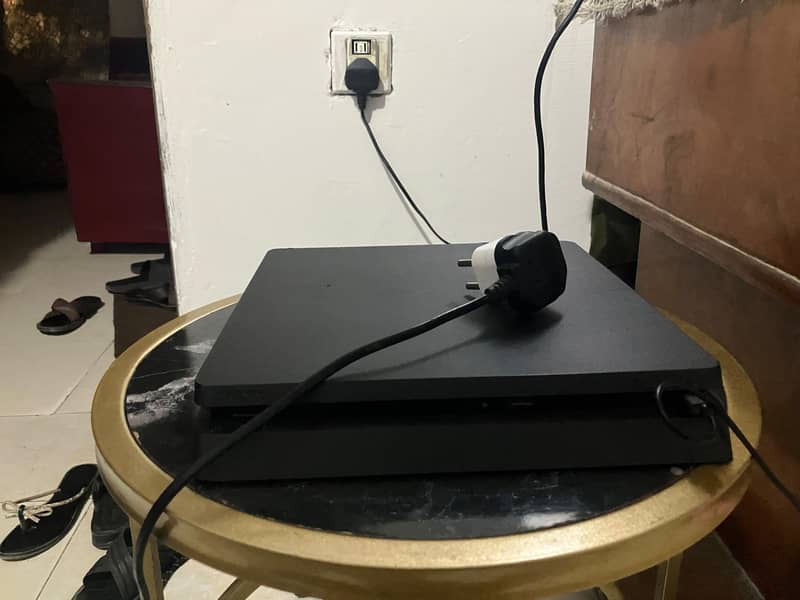 ps4 slim with two controller 1