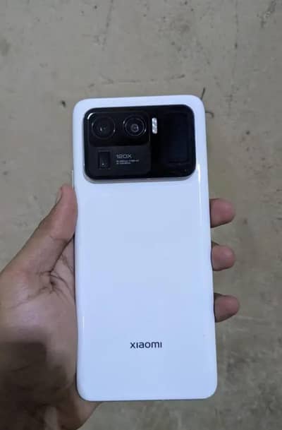 Xiaomi Mi 11 Ultra with box.