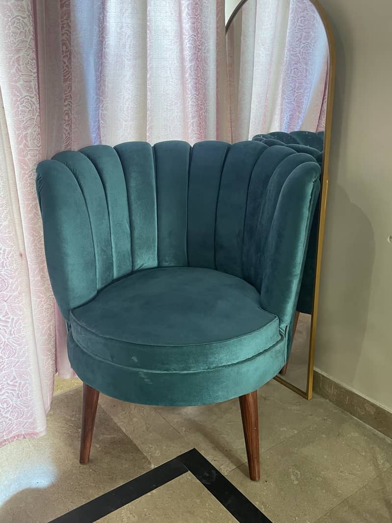 2 chairs with stool 0