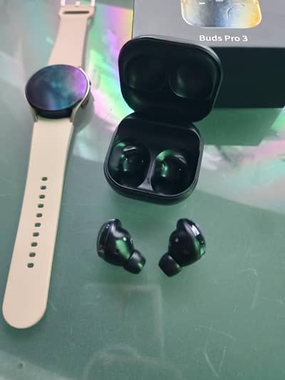 samsung galaxy watch 4 with samsung galaxy earbuds pro3